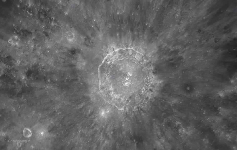 ภาพถ่ายหลุมCopernicus บนดวงจันทร์ ผ่านกล้องดูดาว
 