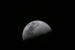 ภาพดวงจันทร์ จากมือถือ Vivo S1 Pro ภาพเดียว โหมดโปร S:1/125 ISO:100 WB: Auto แต่งภาพ Crop ปรับสีและรายละเอียดด้วย Snapseed 